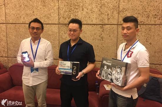 台湾青年企业家展示产品